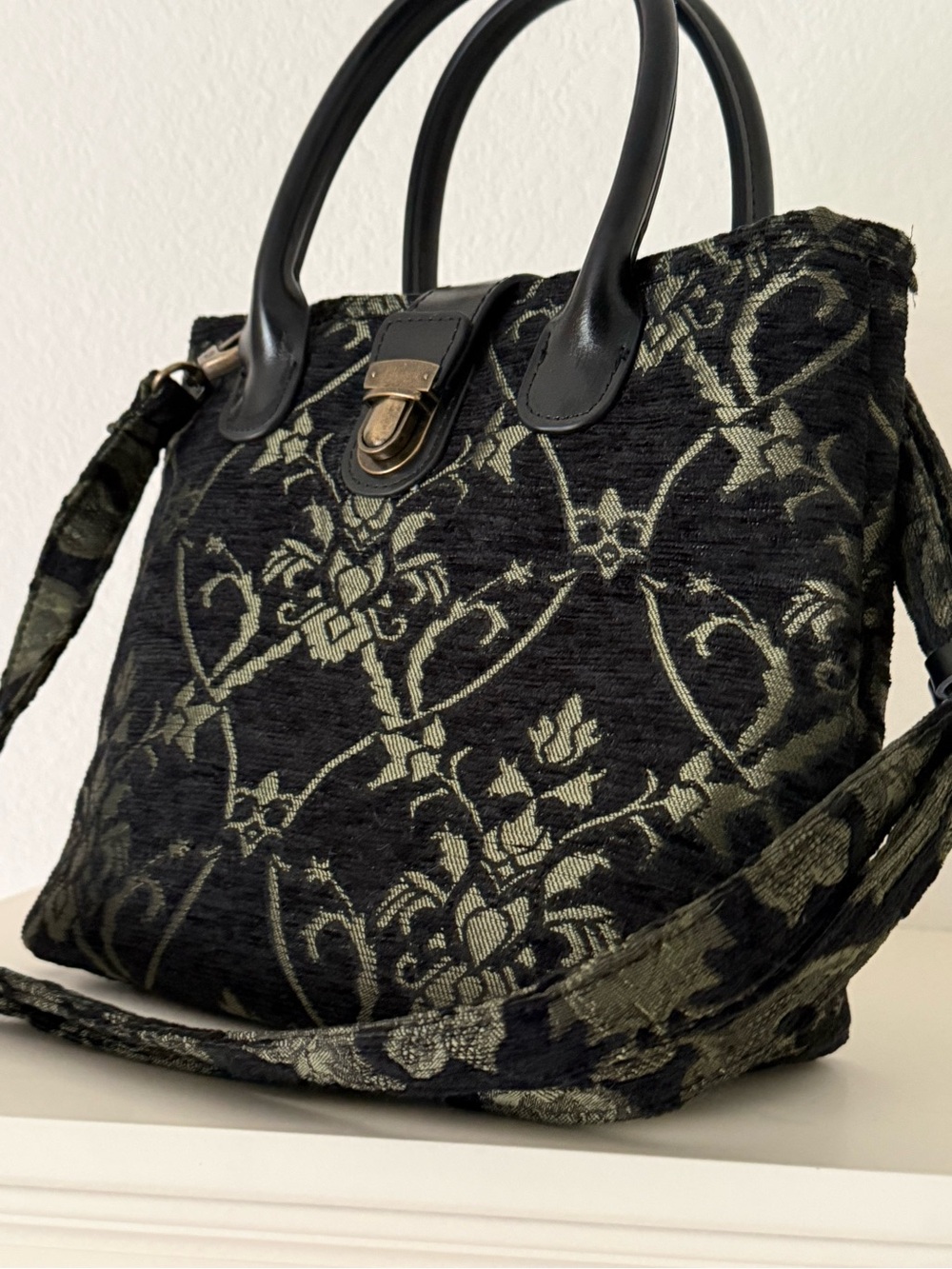 Black and green Carpet Bag – Classic Victorian-Style Travel Tote